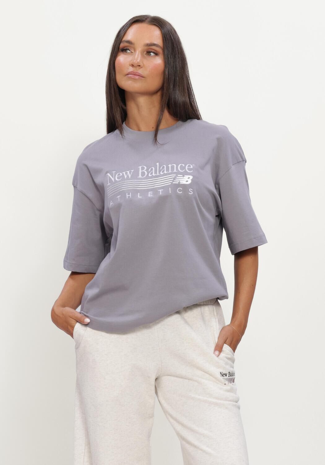 Grijze NEW BALANCE T-shirt TRACKSIDE OVERSIZED T-SHIRT - large