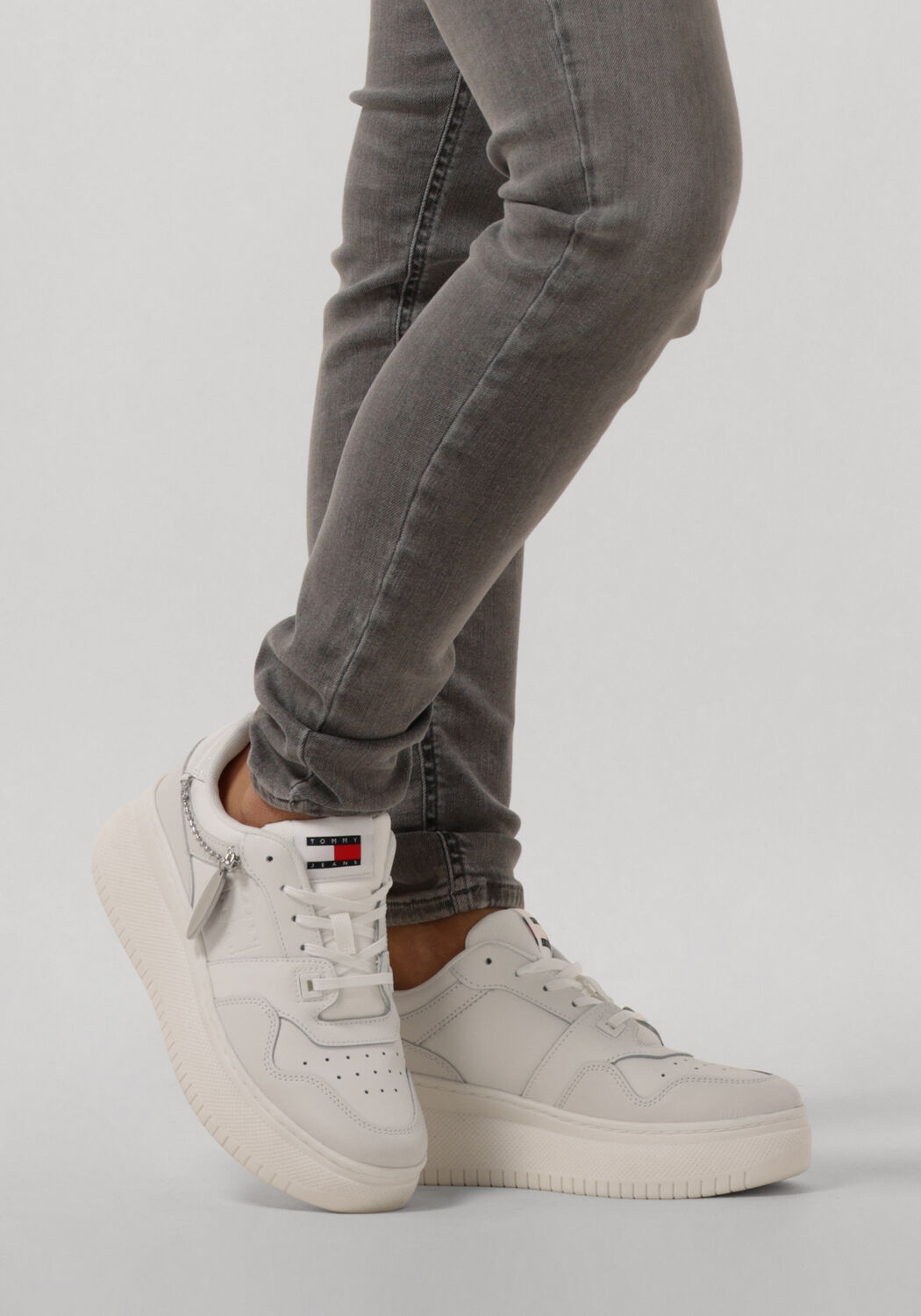 Witte TOMMY JEANS Lage sneakers TJW RETRO BASKET FLATFORM - large