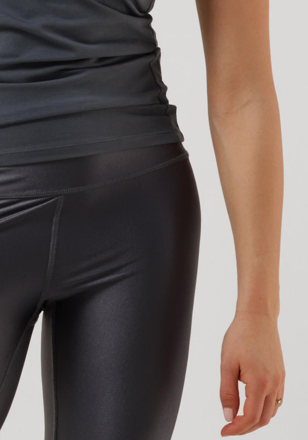 Shiny yoga tights deals