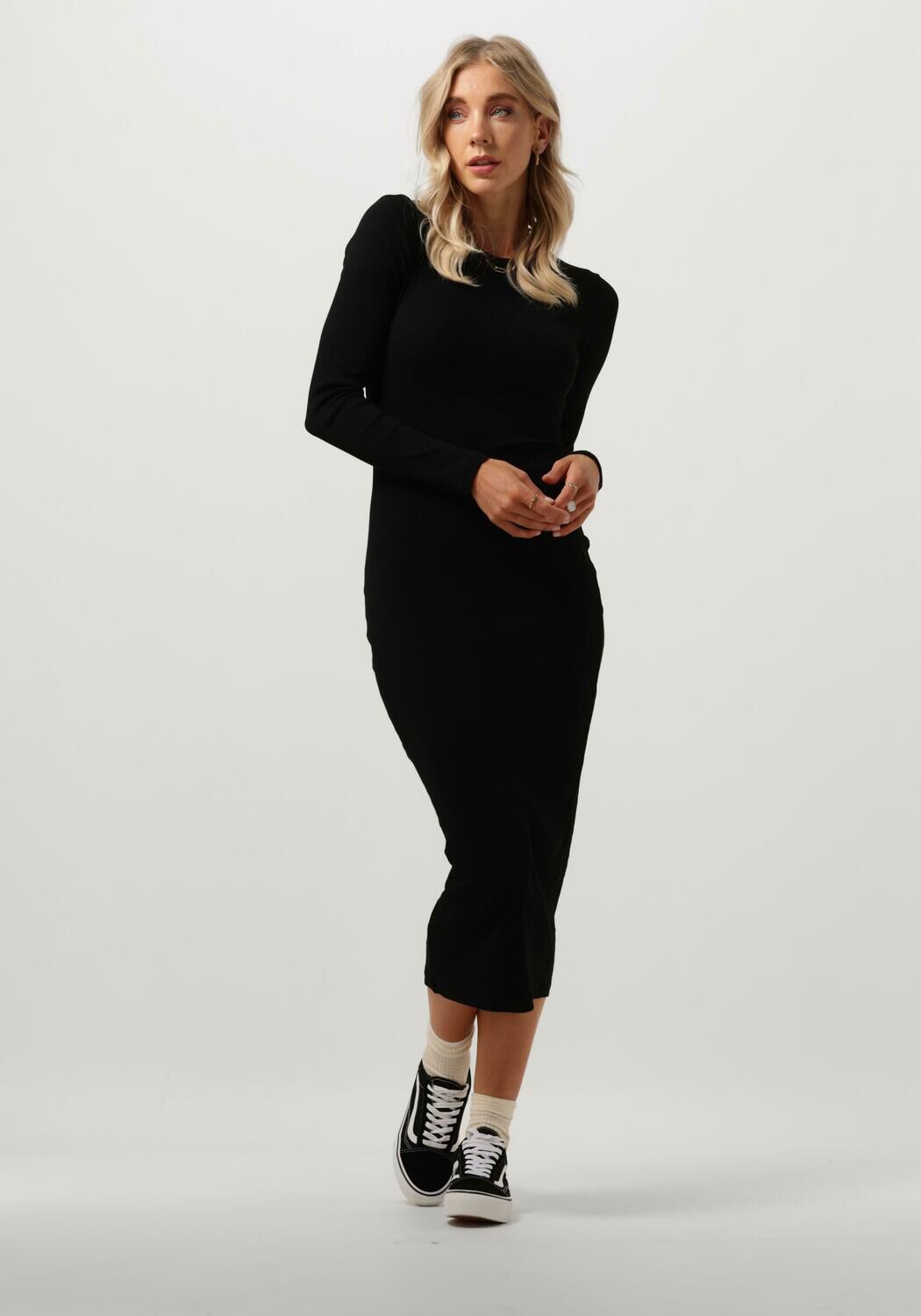 Sneakers onder online jurk winter