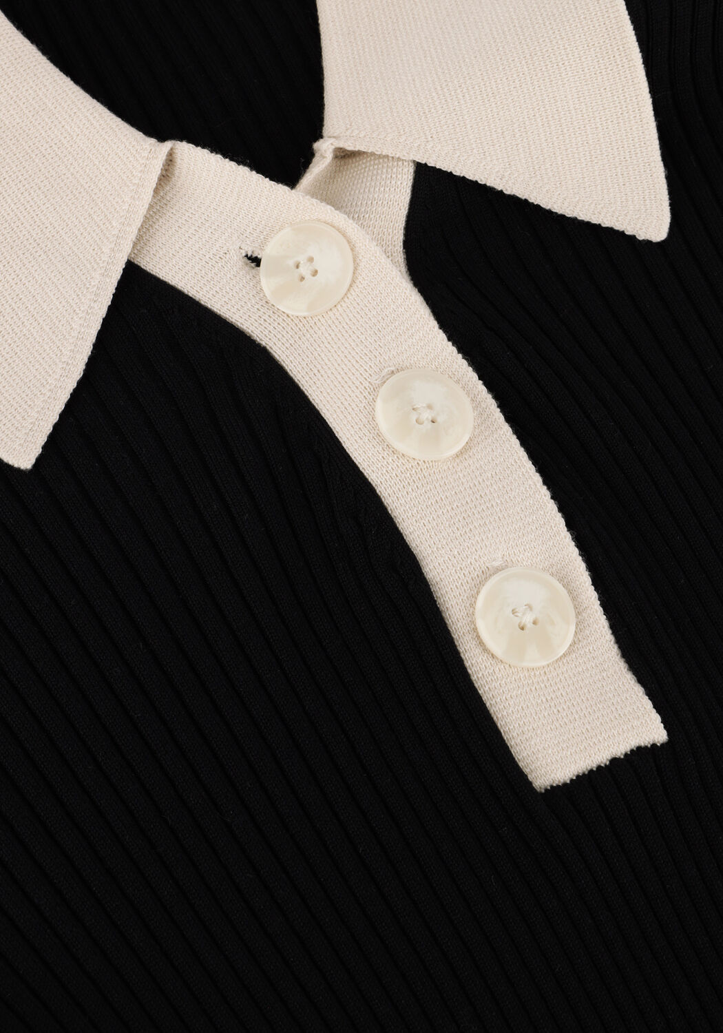 Zwarte SECOND FEMALE T-shirt JOSEPHINE KNIT POLO - large