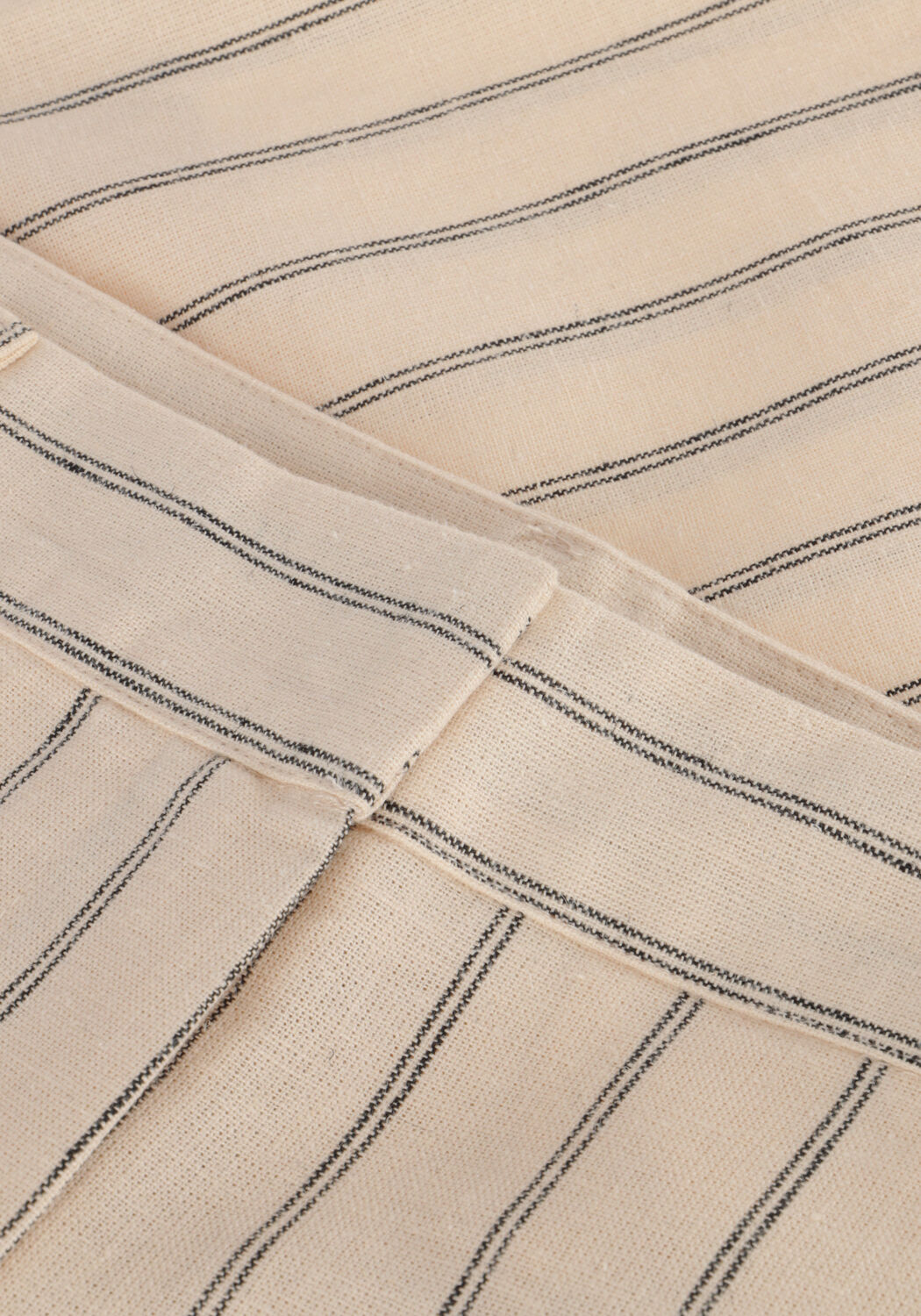 Zand SELECTED WOMEN Broeken SLFHILDA MW SHORTS PIN STRIPE - large