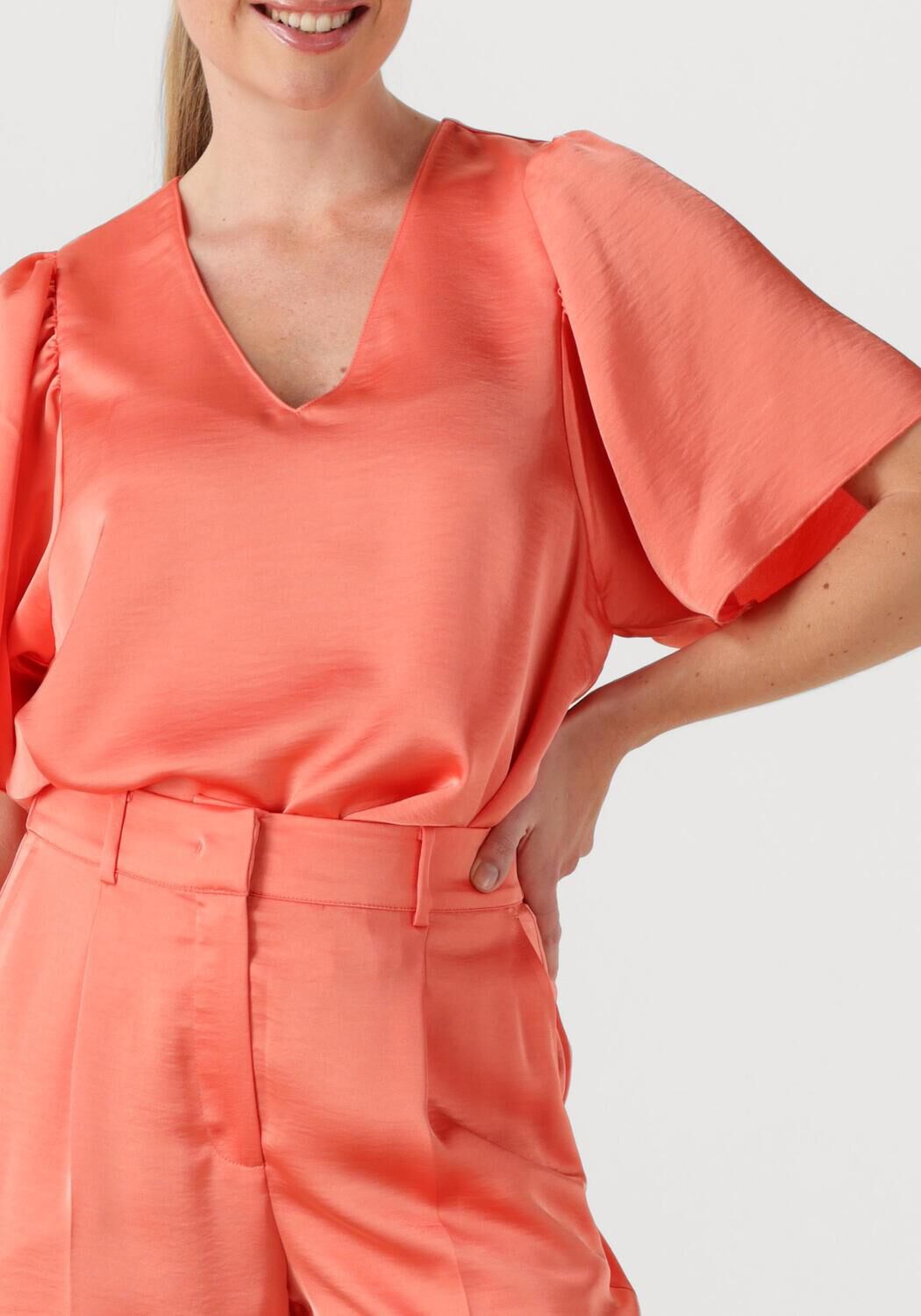 DANTE6 Dames Tops & T-shirts Arvi Satin Butterfly Sleeve Top Koraal