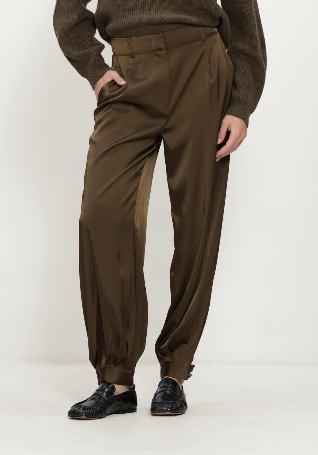 DANTE6 Dames Broeken Delancy Bold Satin Balloony Pants Olijf