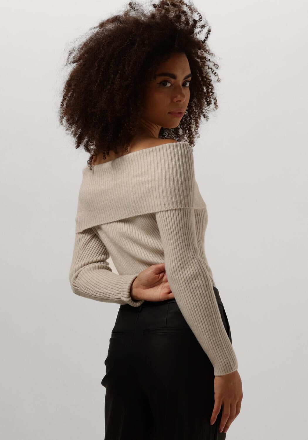 MINUS Dames Truien & Vesten Fame Off Shoulder Knit Pullover Zand