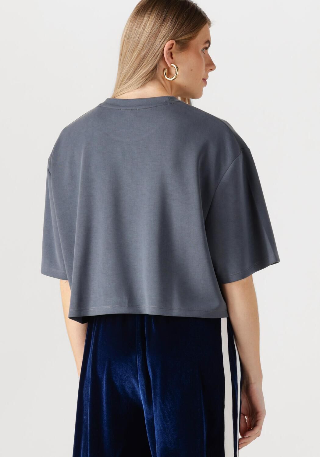 ALIX THE LABEL Dames Tops & T-shirts Ladies Knitted Flowy Cropped Tshirt Grijs