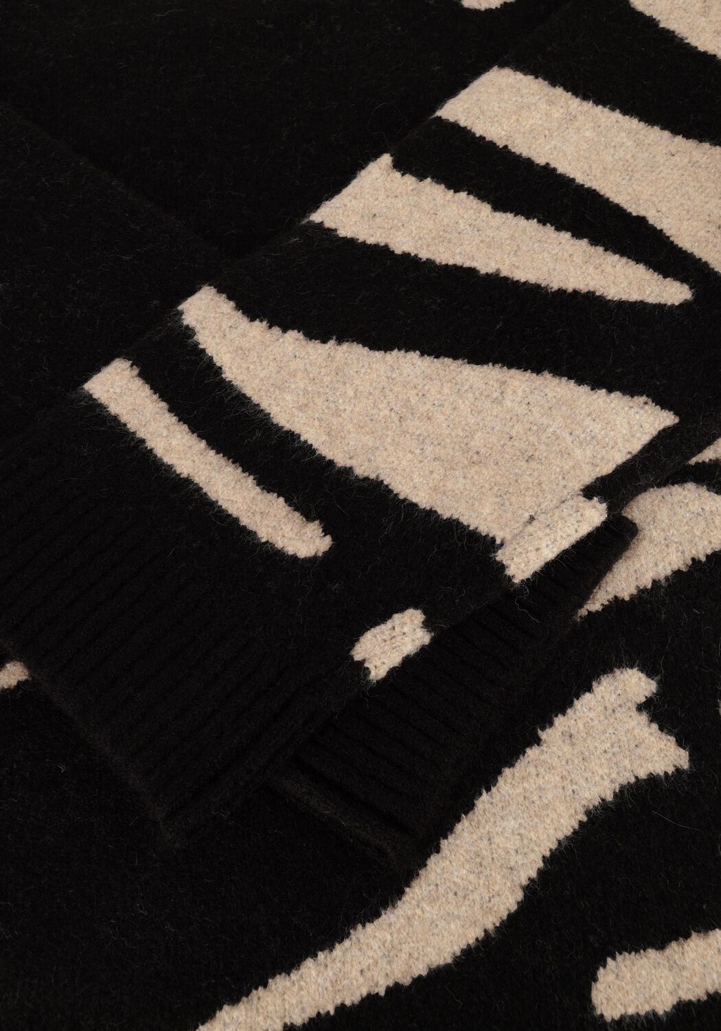 Zwarte MOVES Trui GRAFINA - large