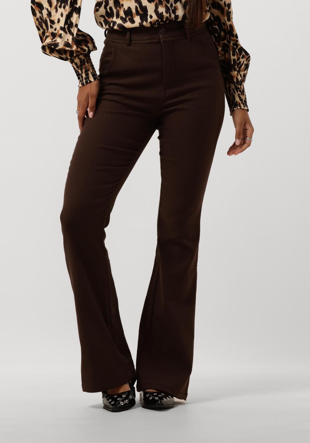 MINUS Dames Broeken Carma Flared Graphic Pants Bruin