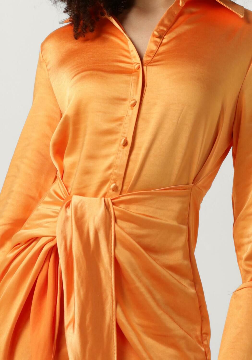 COLOURFUL REBEL Dames Jurken Mette Satin Wrap Dress Oranje