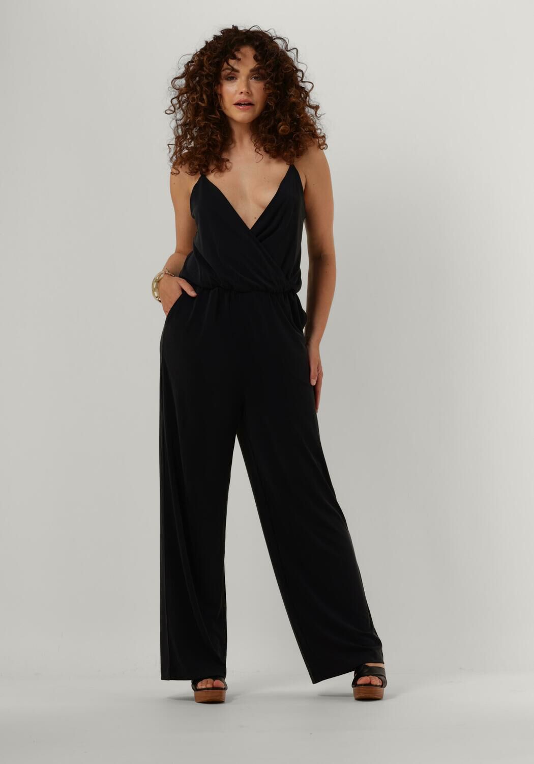 Zwarte SELECTED FEMME Jumpsuit SLFROBERTA STRAP JUMPSUIT Omoda