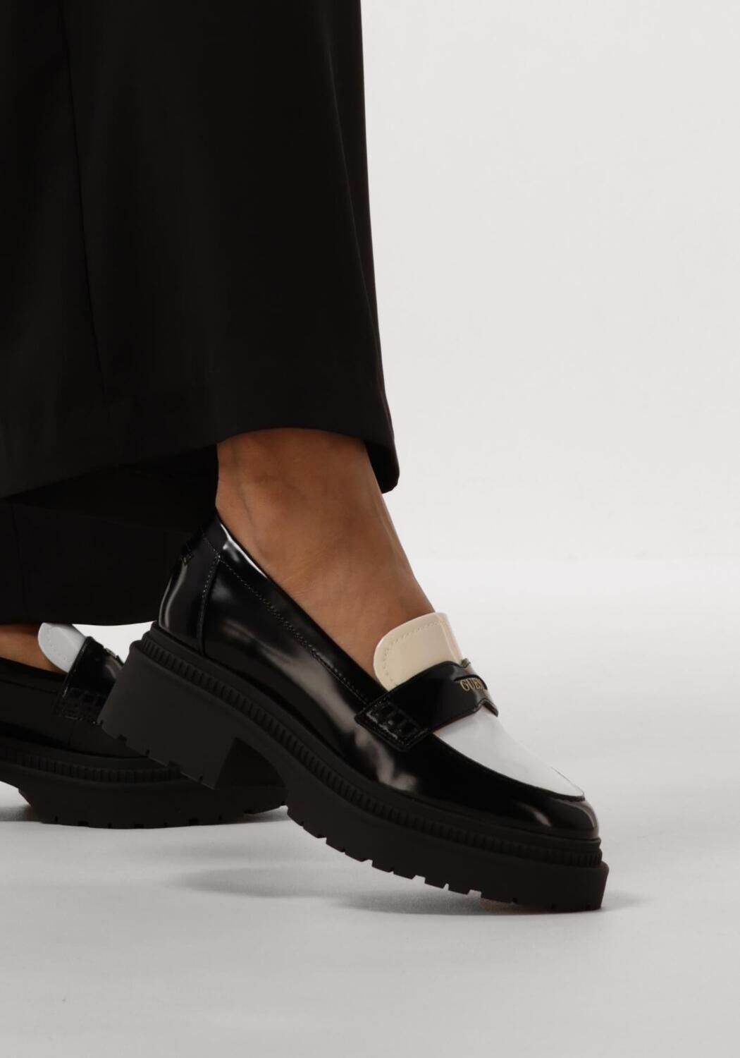 Zwarte GUESS Loafers FINDA2 - large