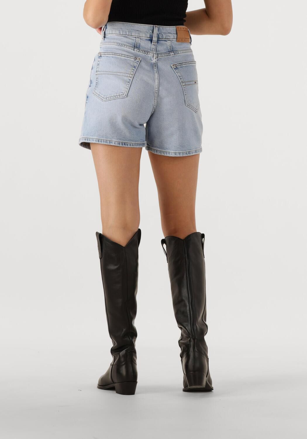 TOMMY JEANS Dames Jeans Mom Short Bi0112 Lichtblauw
