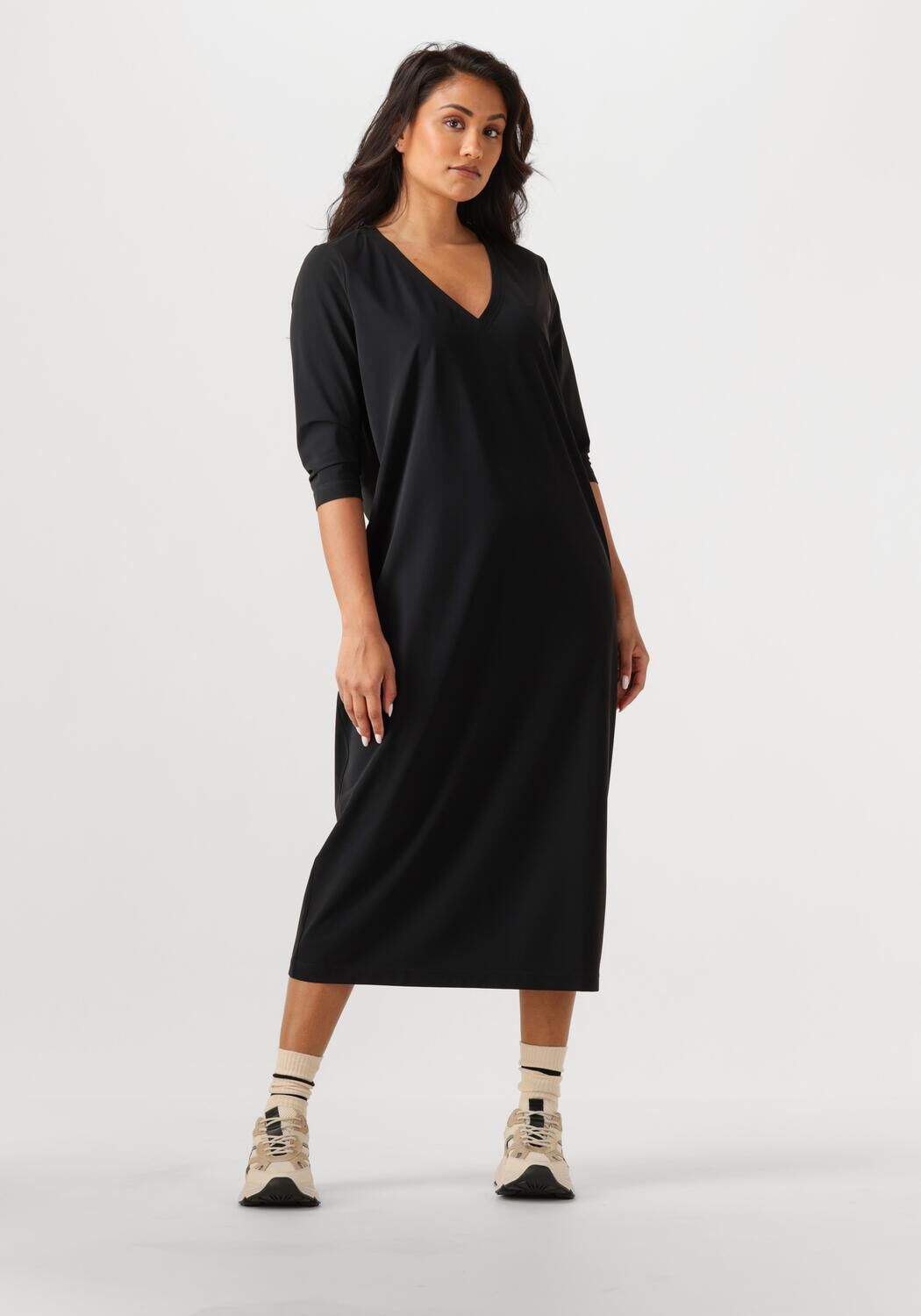 Welke sneakers bij een jurk? [Modegids + Outfitideeën]