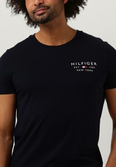 Donkerblauwe TOMMY HILFIGER T-shirt BRAND LOVE SMALL LOGO TEE - large