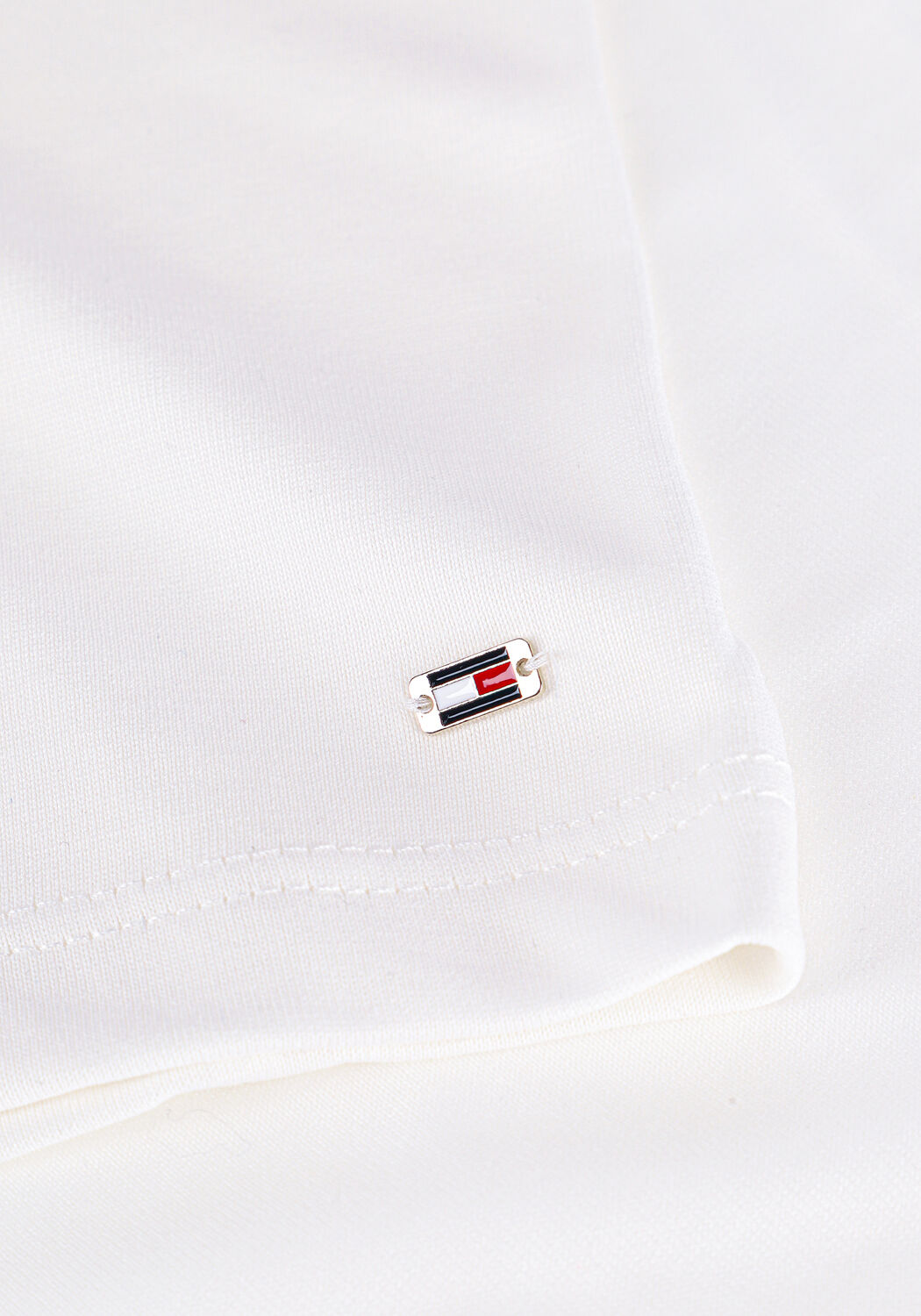 Witte TOMMY HILFIGER T-shirt REG SUEDED TH CREST OPEN-NK TEE - large