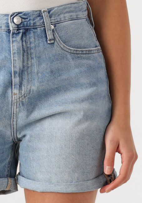 Lichtblauwe CALVIN KLEIN Shorts MOM SHORT - large