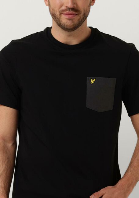 Zwarte LYLE & SCOTT T-shirt CONTRAST POCKET T-SHIRT - large