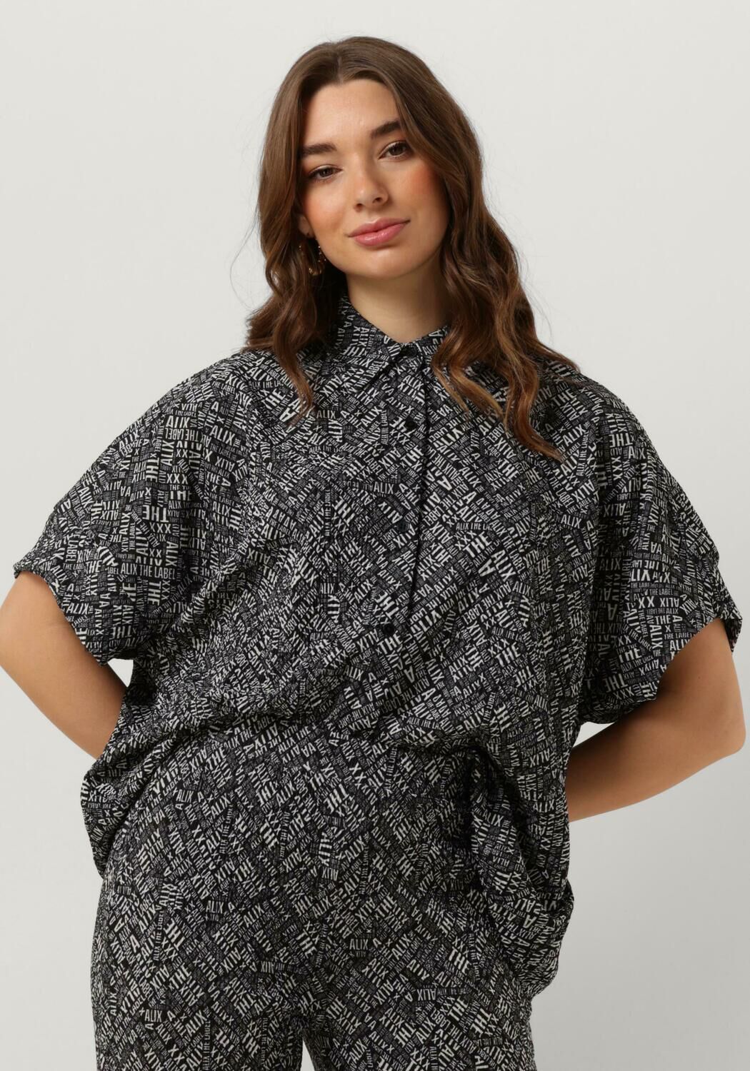 ALIX THE LABEL Dames Blouses Ladies Woven Crinkle Text Oversized Blouse Zwart