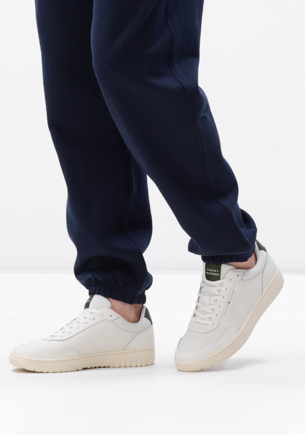 Witte TOMMY HILFIGER Lage sneakers TH BASKET CORE LITE - large