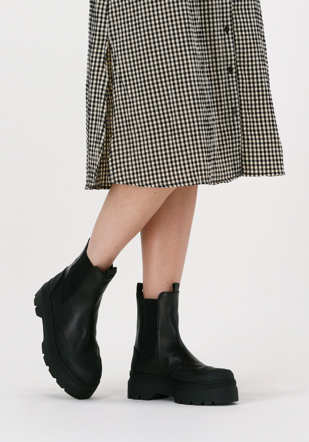 Zwarte PAVEMENT Chelsea boots VIOLA RUBBER | Omoda