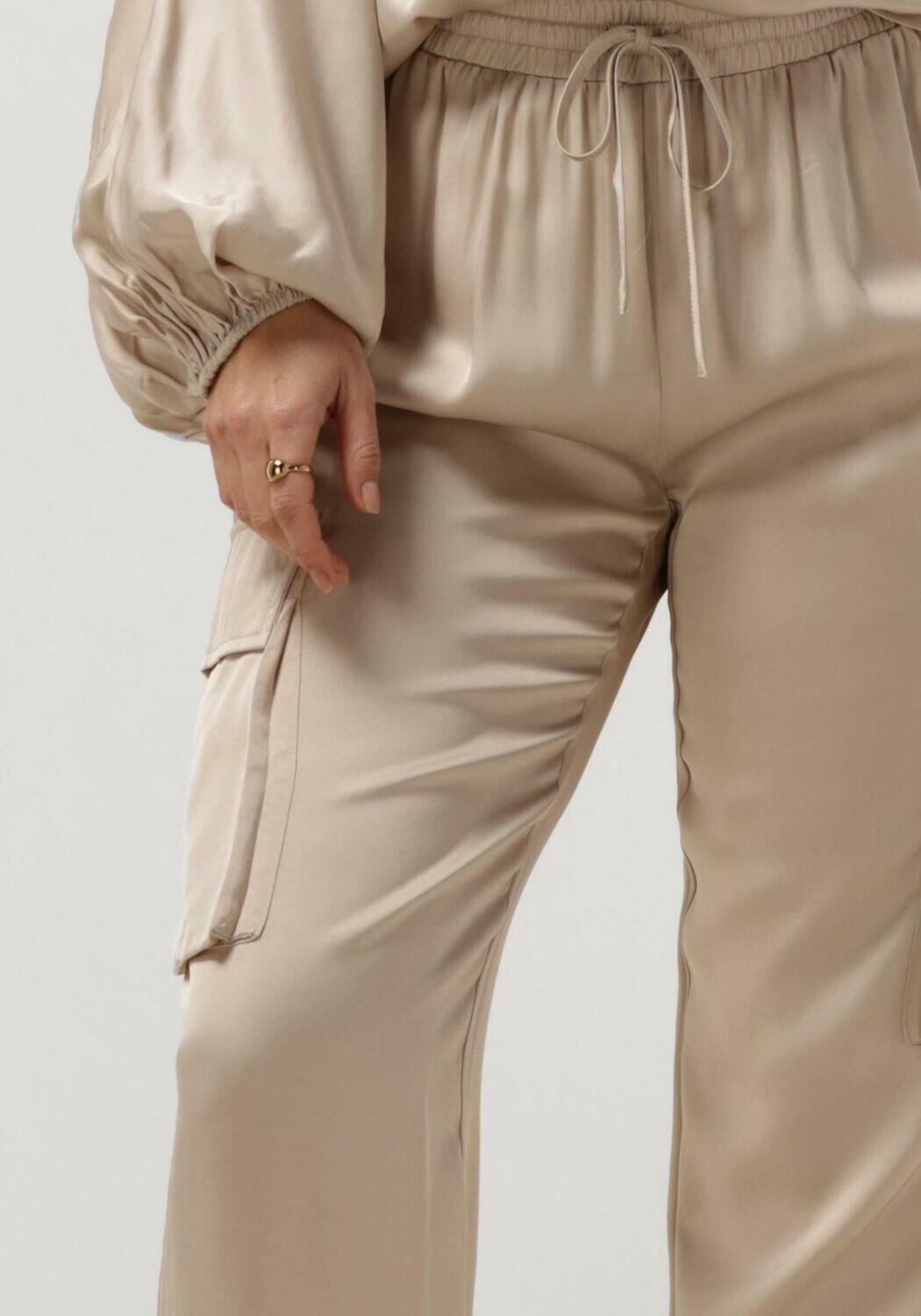 RESORT FINEST Dames Broeken Satin Cargo Pants Beige
