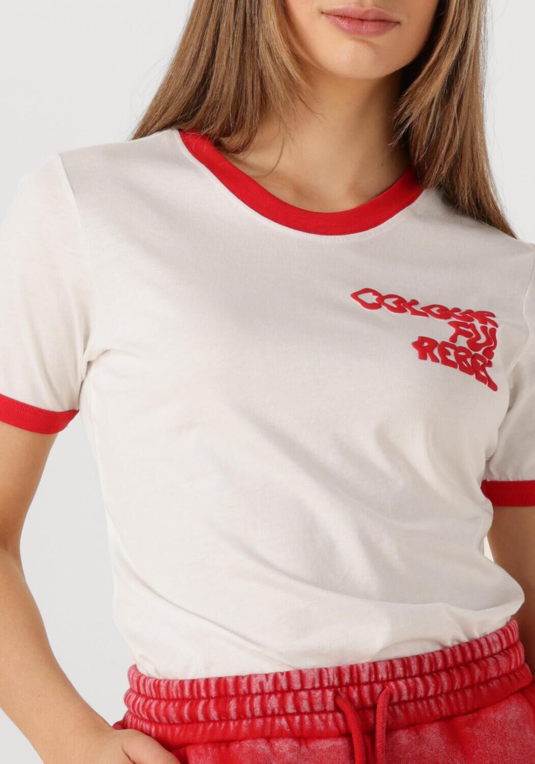 COLOURFUL REBEL Dames Tops & T-shirts Logo Wave Ringer Boxy Tee Rood