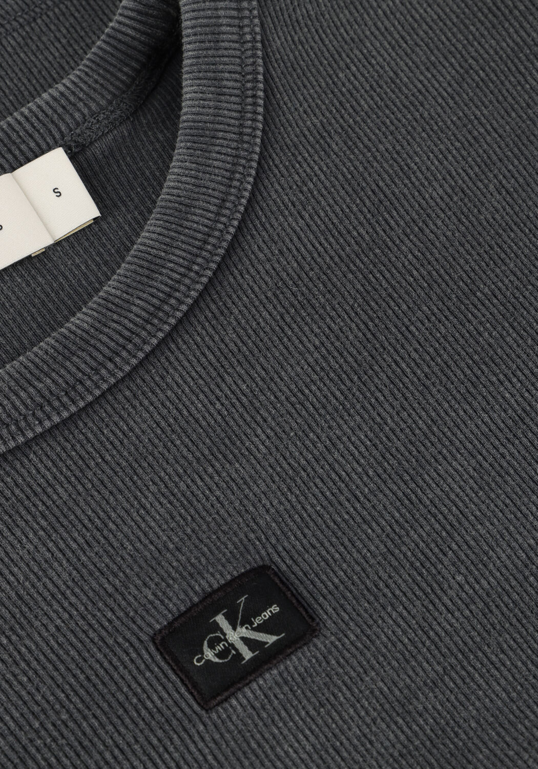 Donkergrijze CALVIN KLEIN T-shirt WASHED WOVEN LABEL RIB FIT TEE - large