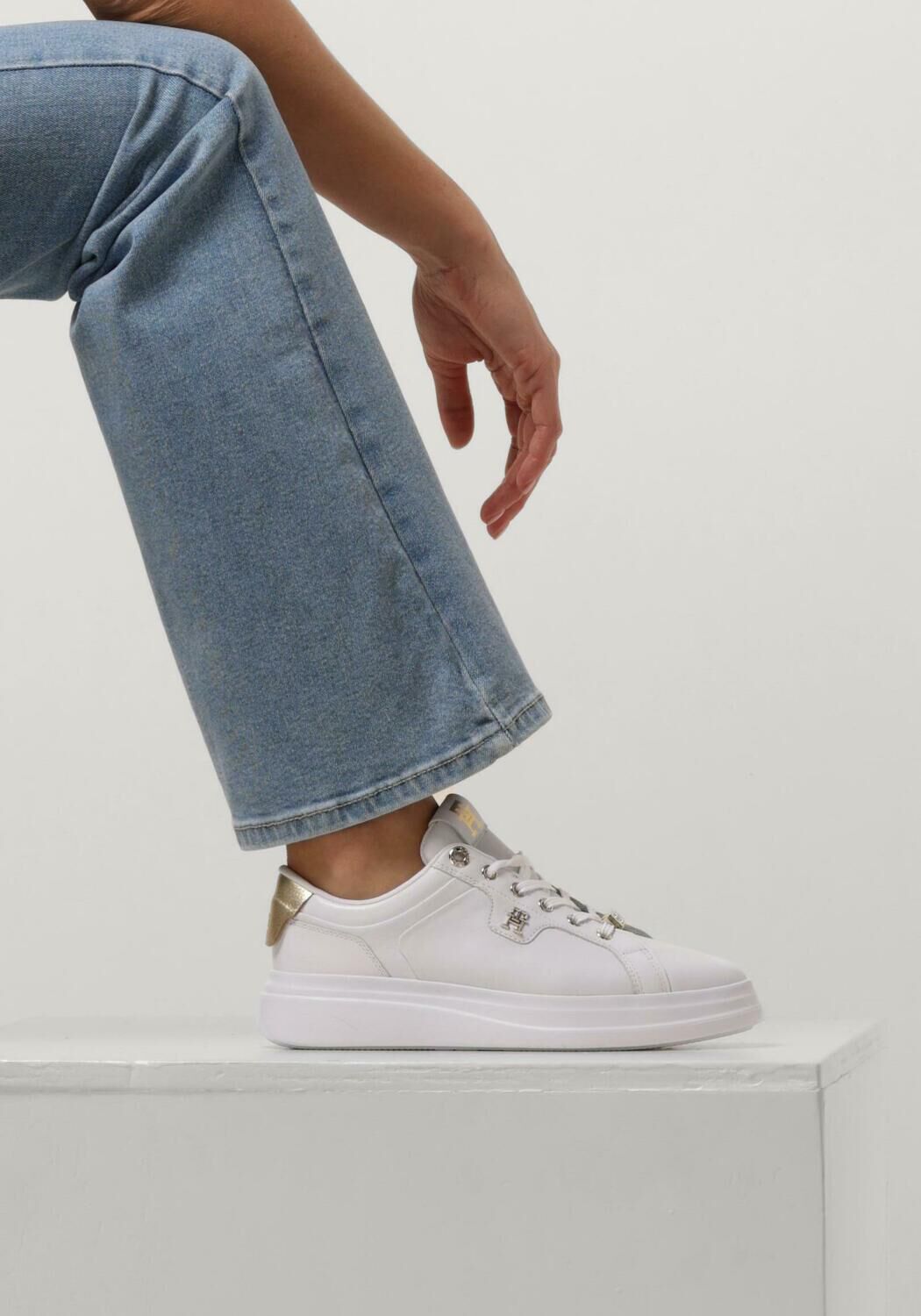 Witte TOMMY HILFIGER Lage sneakers POINTY COURT HARDWARE - large