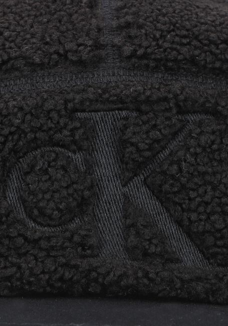 Zwarte CALVIN KLEIN Pet MONOGRAM SHERPA CAP Zwarte CALVIN KLEIN Pet MONOGRAM SHERPA CAP - large