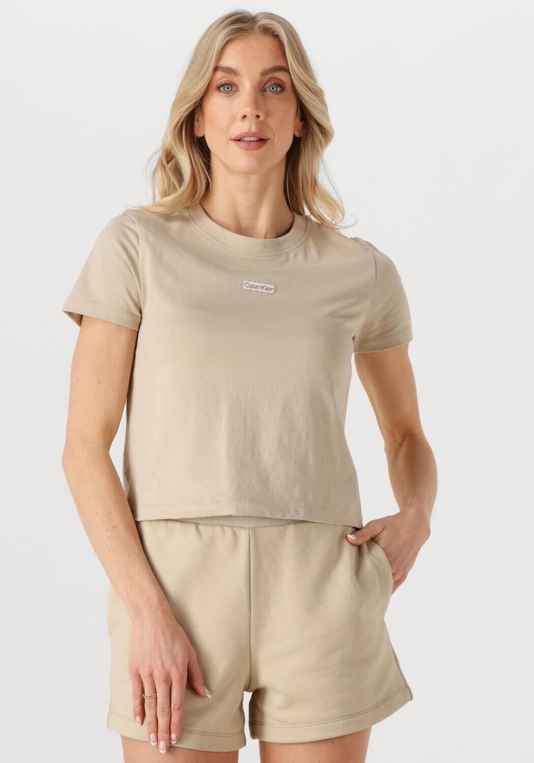 CALVIN KLEIN Dames Tops & T-shirts Placed Institutional Baby Tee Zand