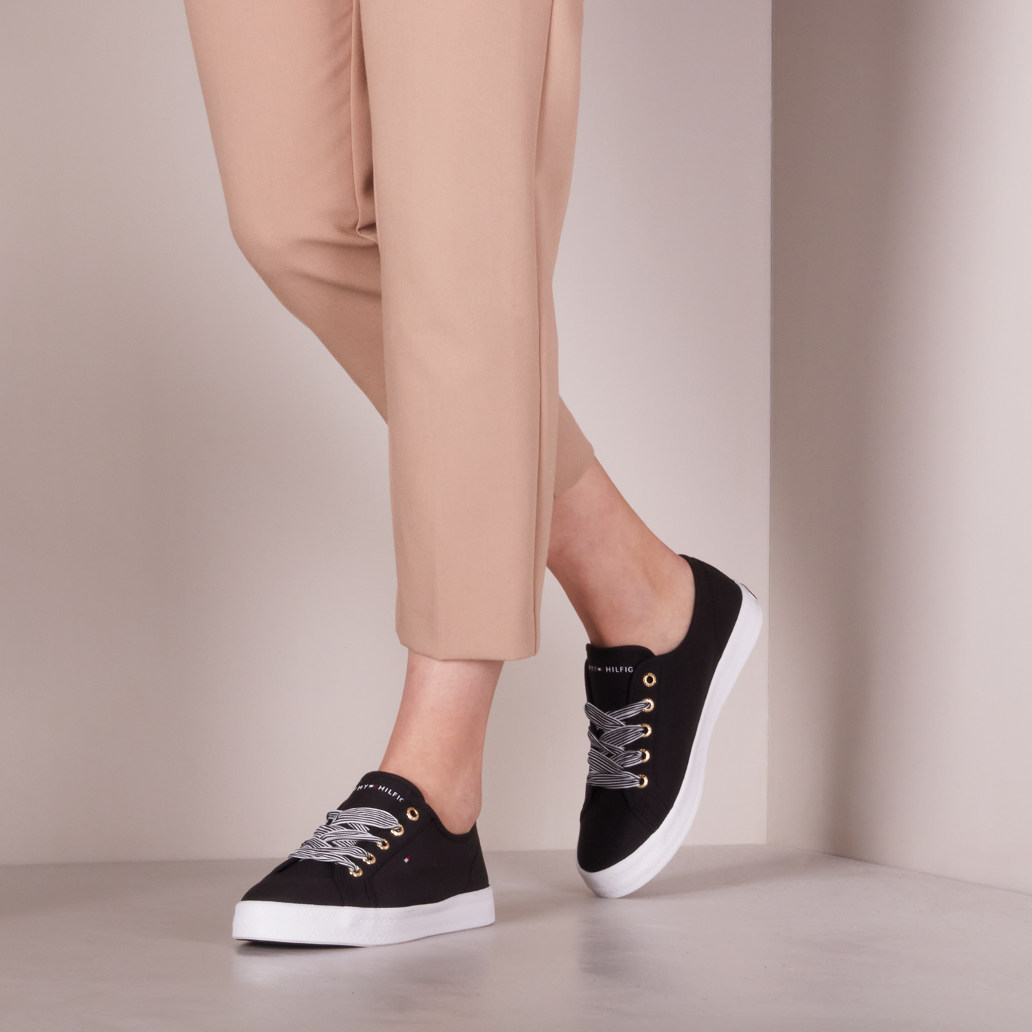 Zwarte TOMMY HILFIGER Lage sneakers ESSENTIAL NAUTICAL | Omoda