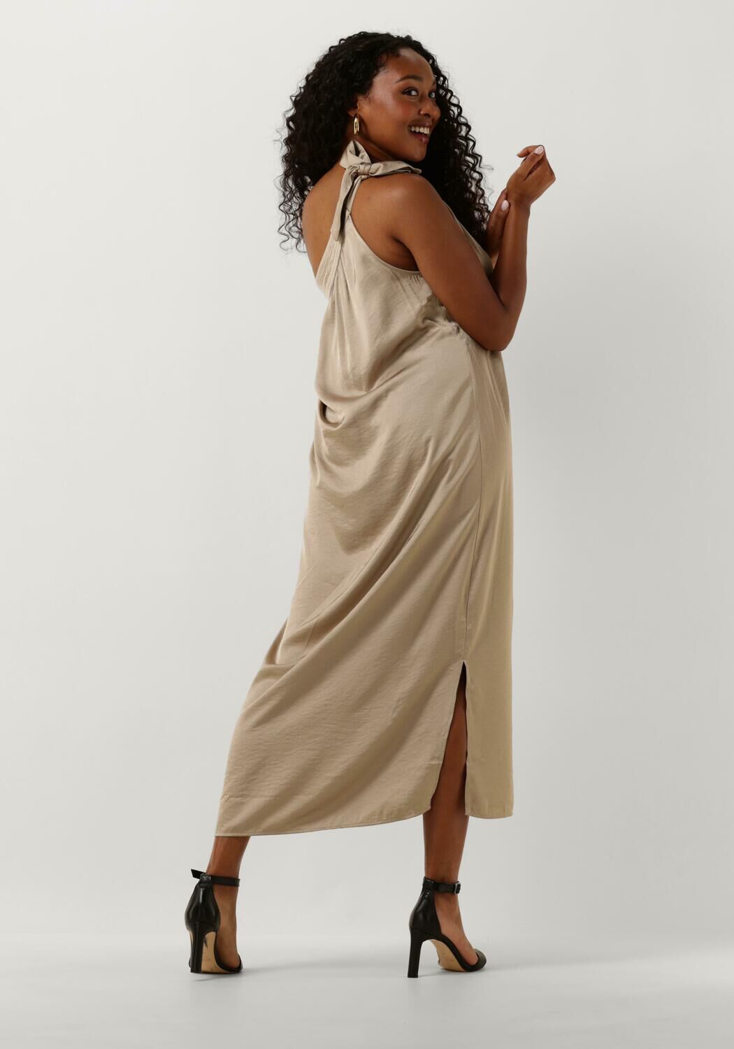 NUKUS Dames Jurken Lainey Dress Zand