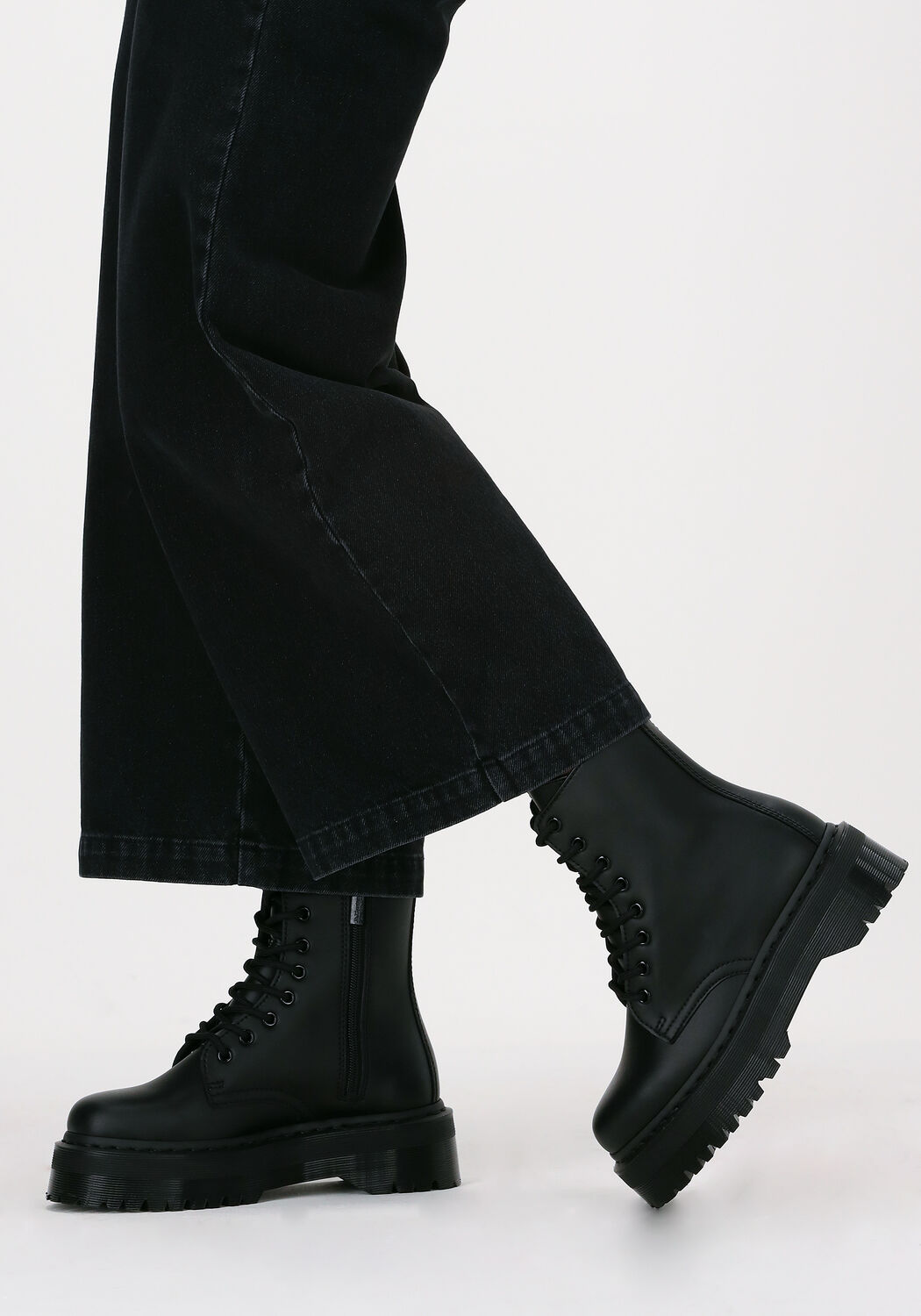 Zwarte DR MARTENS Veterboots VEGAN JADON II MONO Omoda