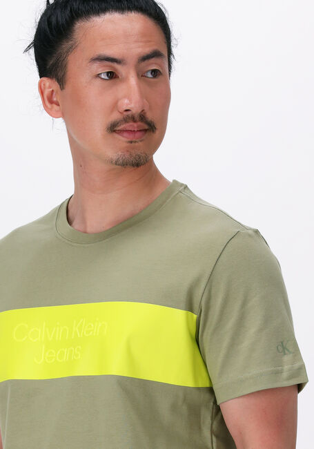 Olijf CALVIN KLEIN T-shirt BLOCKING INSTITUTIONAL TEE - large
