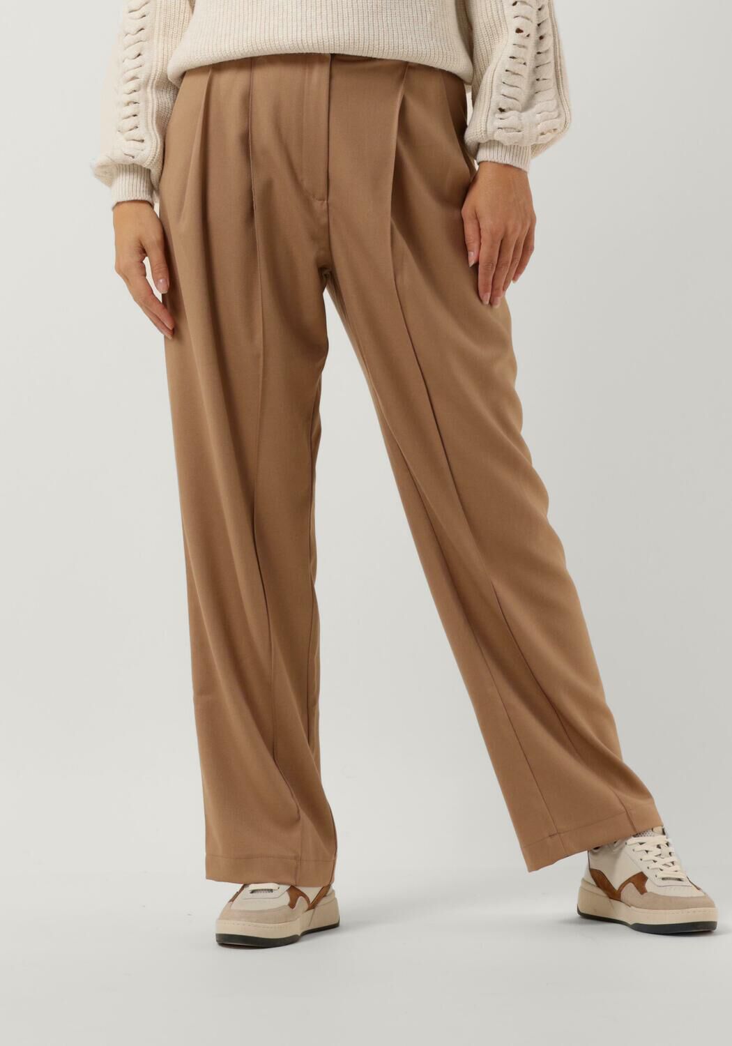 Chic pants shop