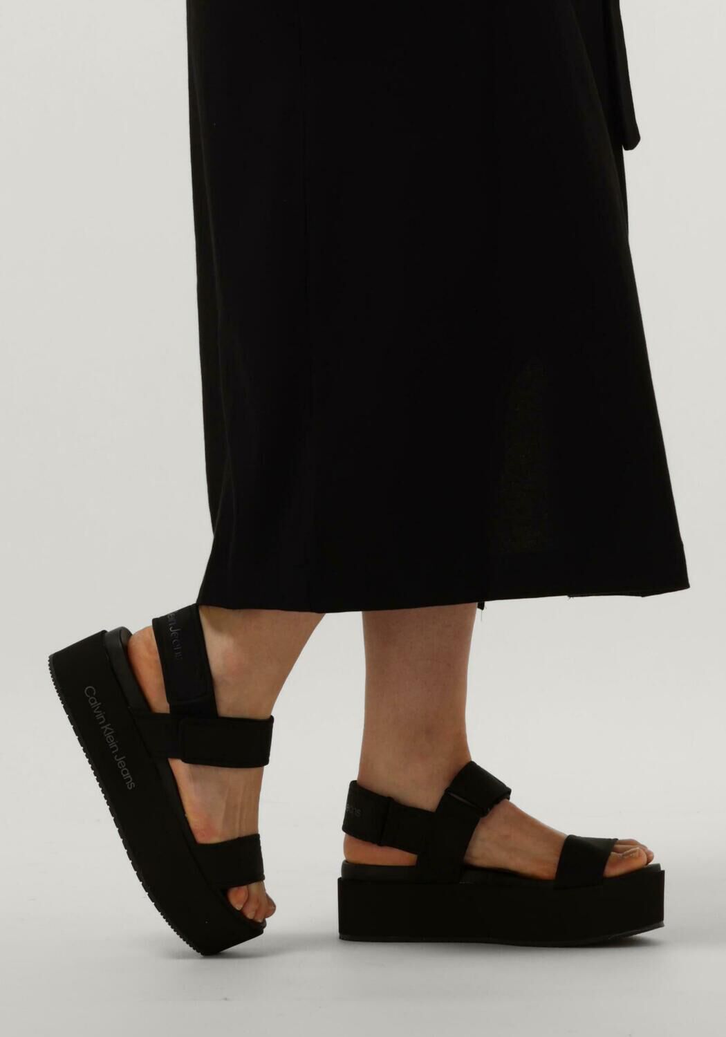Zwarte CALVIN KLEIN Sandalen FLATFORM SANDAL SOFTNY - large