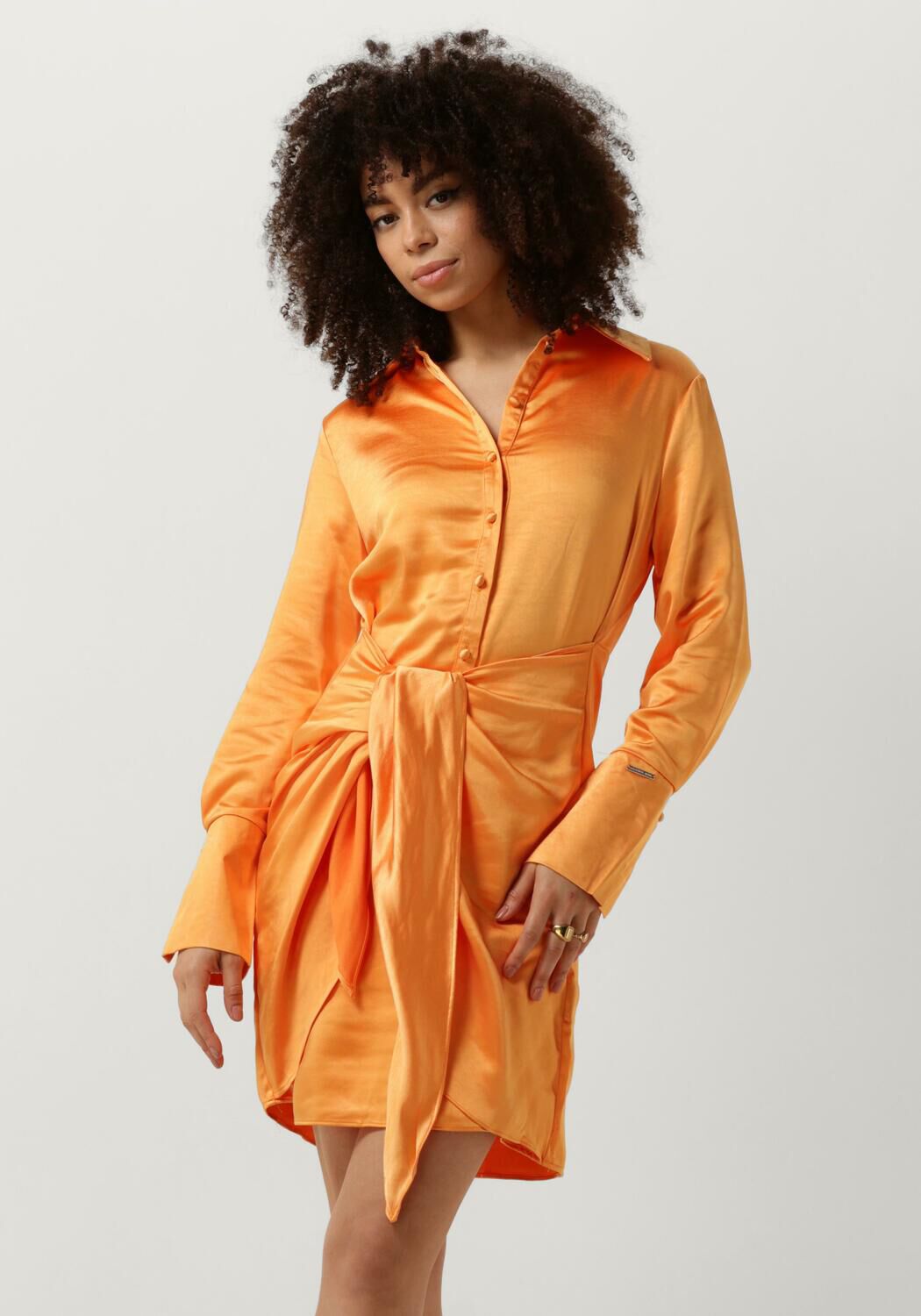 COLOURFUL REBEL Dames Jurken Mette Satin Wrap Dress Oranje