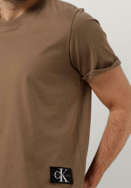 Bruine CALVIN KLEIN T-shirt BADGE TURN UP SLEEVE - large