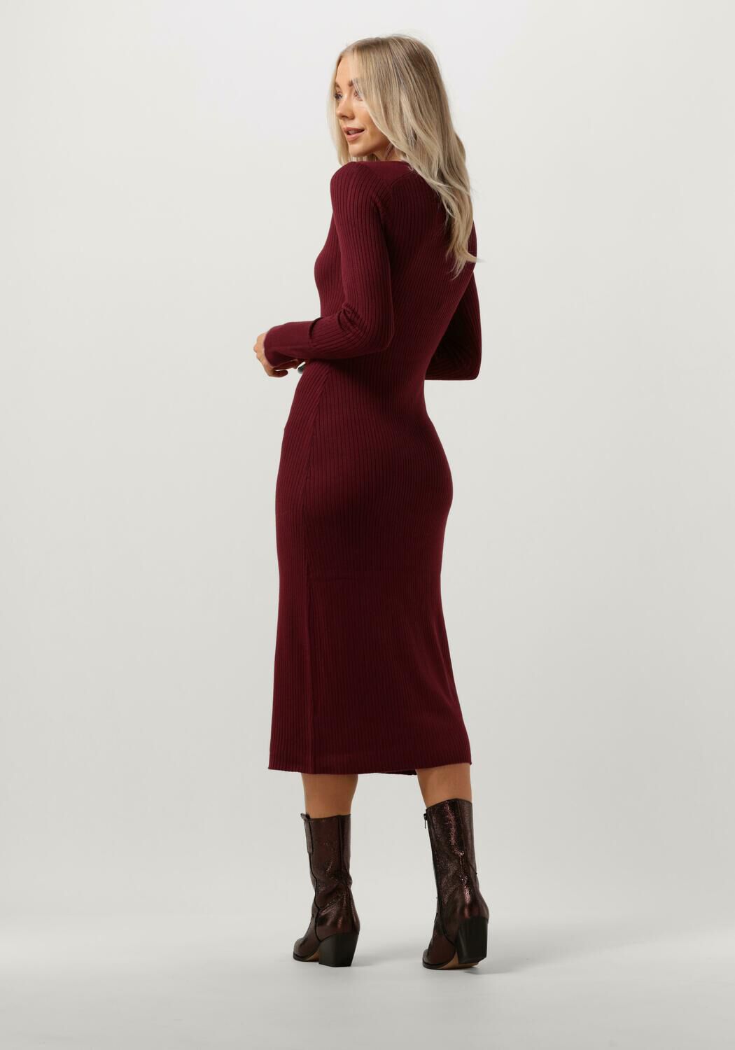 Bordeaux SCOTCH SODA Midi jurk SKINNY RIB V NECK DRESS Omoda