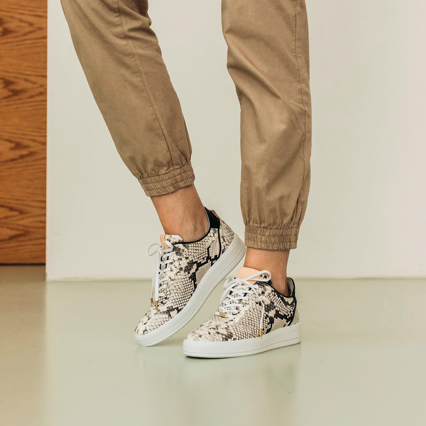 Beige FRED DE LA BRETONIERE Lage sneakers 101010130 - large