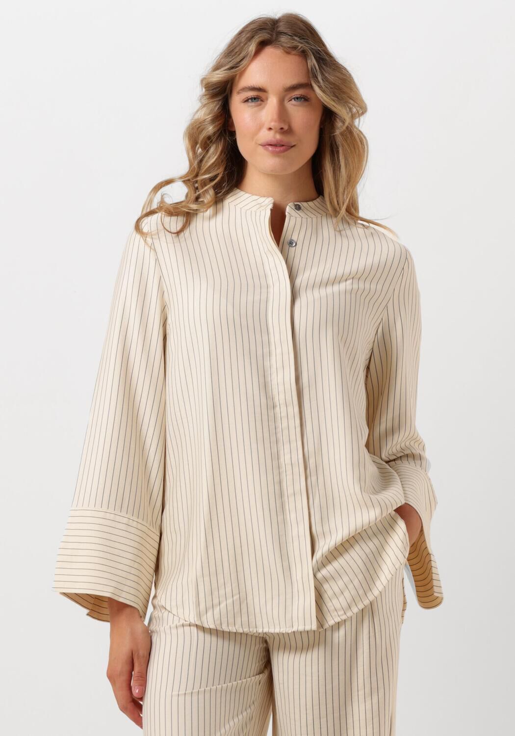 Modström Overhemd met hoge hals split en cropped mouwen Beige Dames