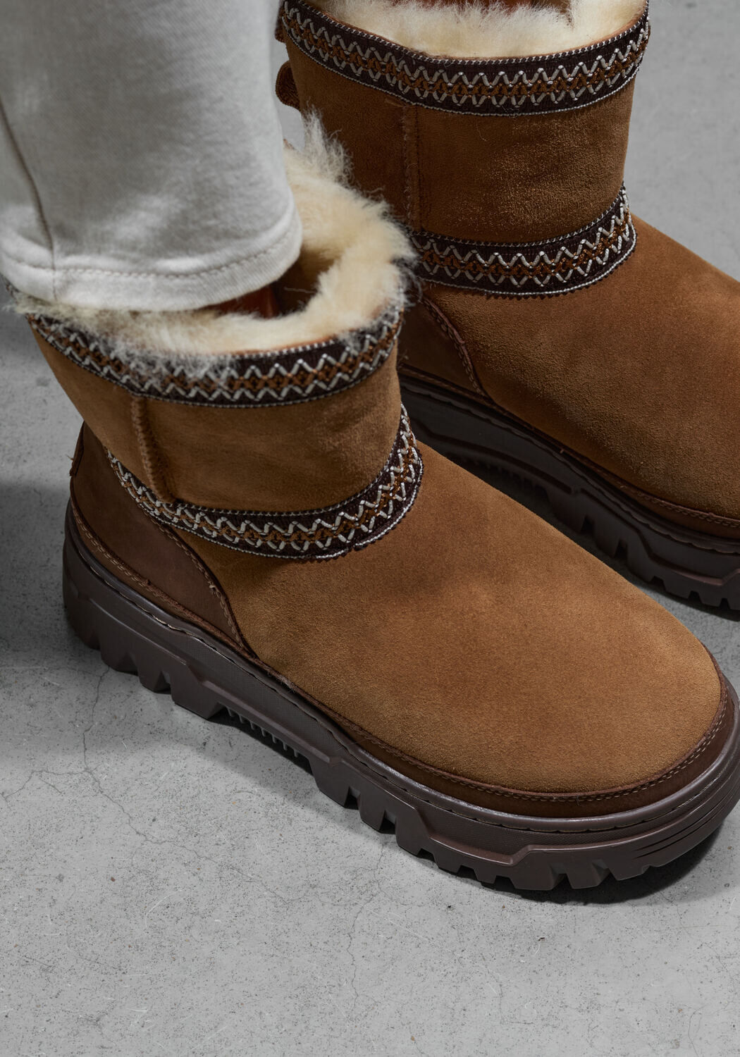 Cognac UGG Snowboots CLASSIC MINI TRAILGAZER - large