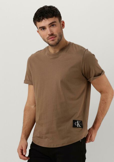 Bruine CALVIN KLEIN T-shirt BADGE TURN UP SLEEVE - large