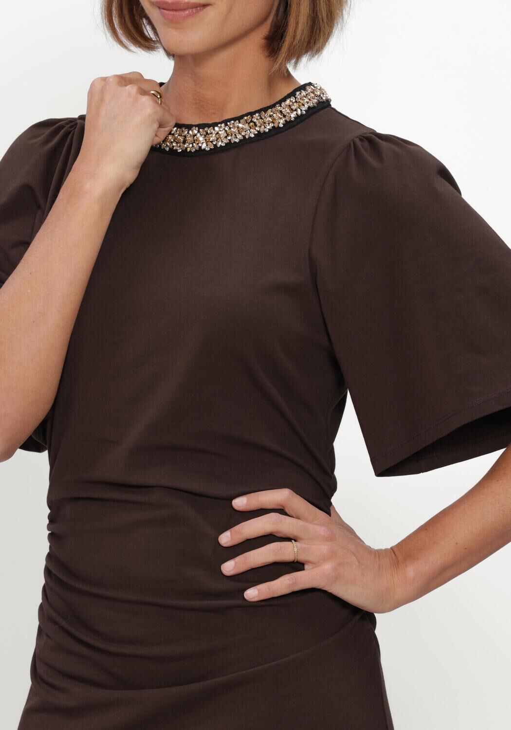 Bruine BRUUNS BAZAAR Midi jurk ALNUSBBNATHALA TRIM DRESS - large