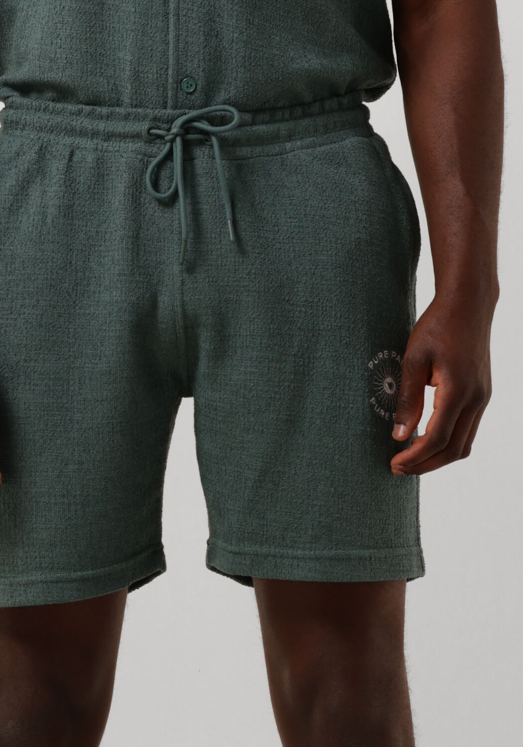 PURE PATH Heren Broeken Structured Short With Pocktes Cords And Front Embroidery Groen