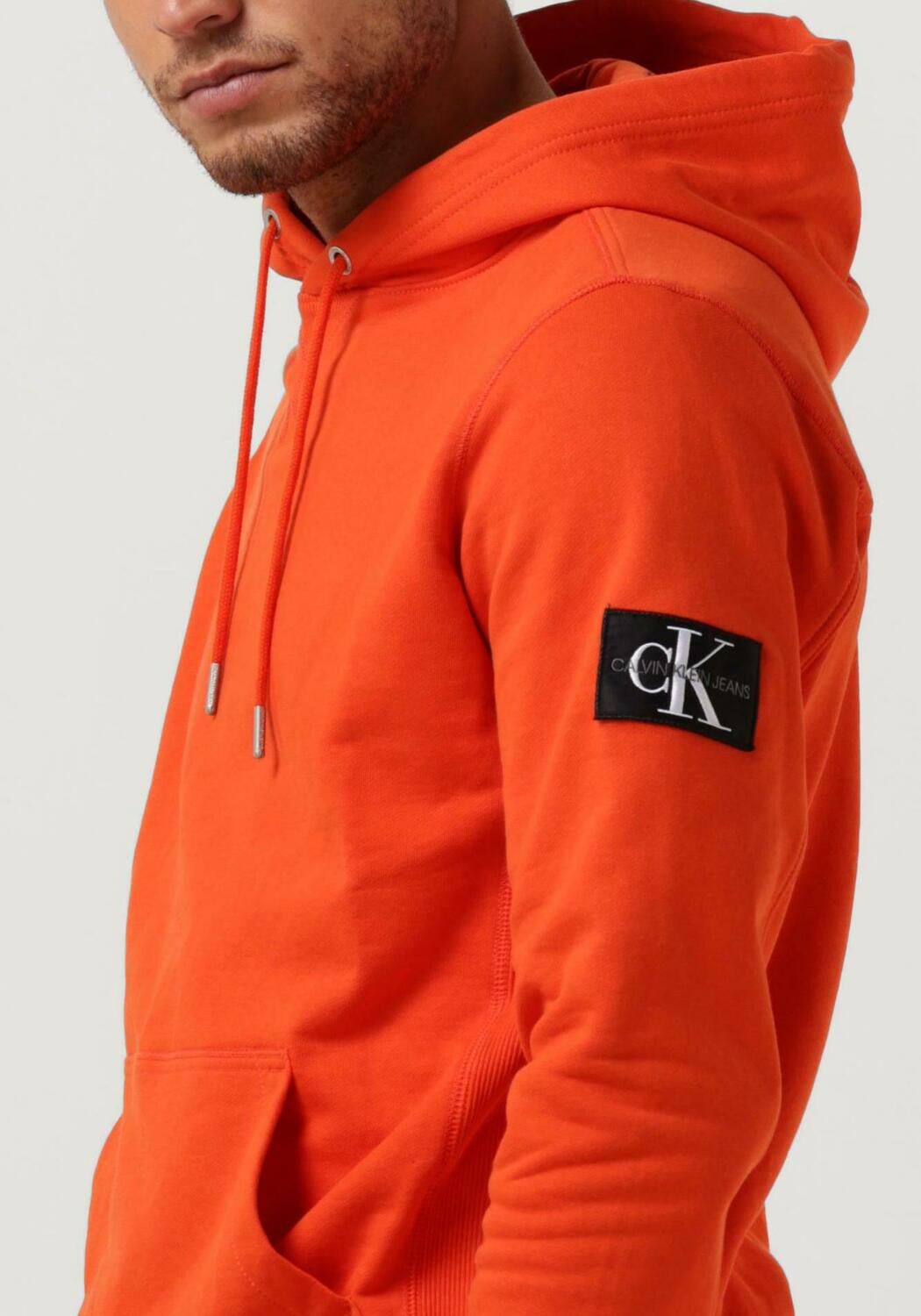 Oranje CALVIN KLEIN Sweater MONOLOGO SLEEVE BADGE HOODIE Omoda