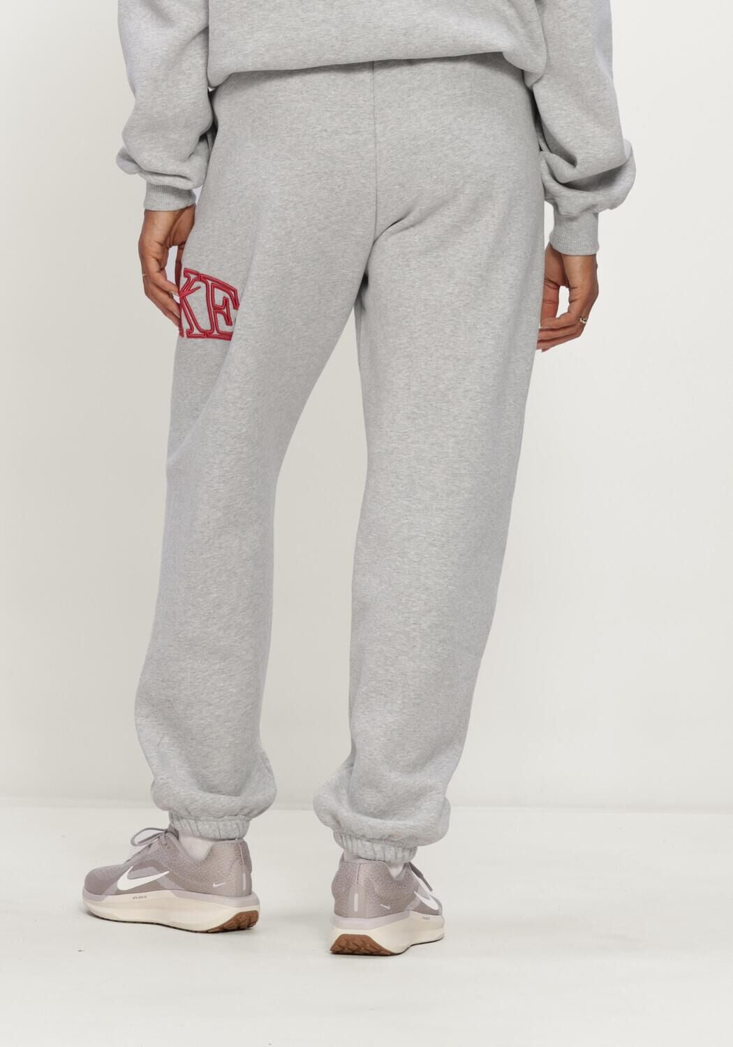 Lichtgrijze NIKE Joggingbroek NIKE STUDIO FLEECE MIDDELZWAAR 'GRAPHIC PACK' - large