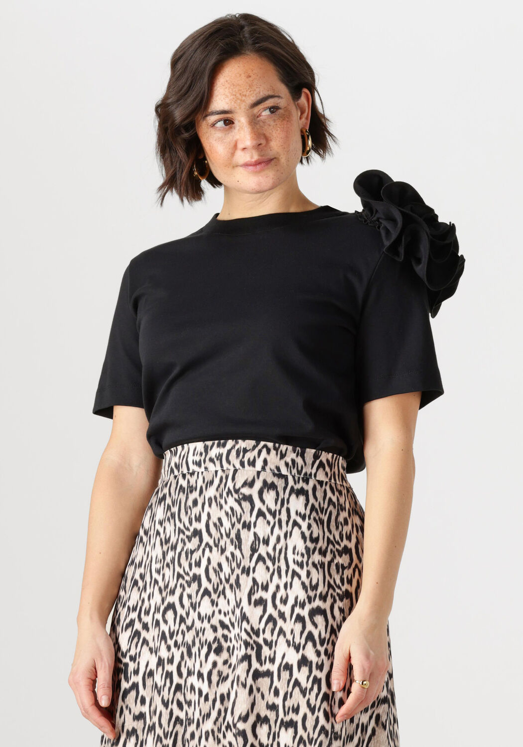 JANSEN AMSTERDAM Dames Tops & T-shirts Roxy T-shirt Co 105 Short Slv Flower Detail Zwart