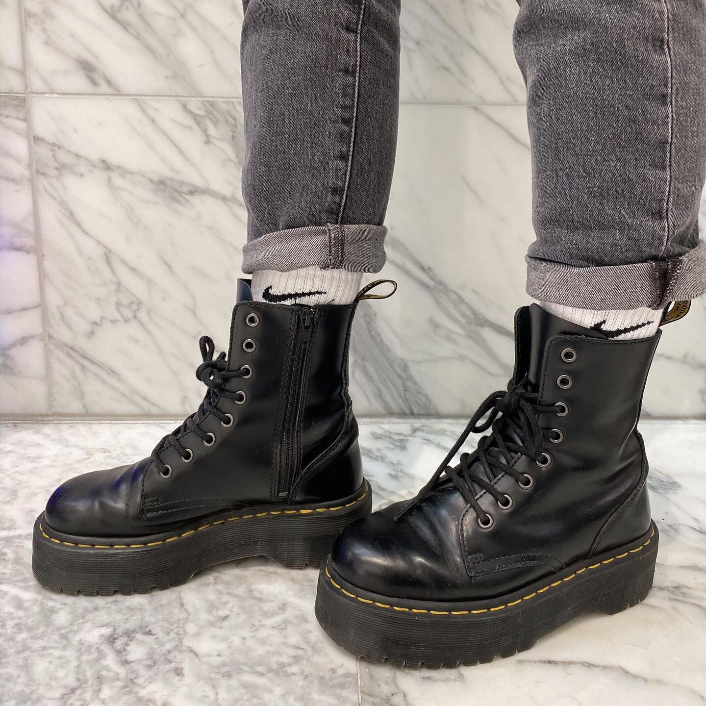 Piepende dr martens online