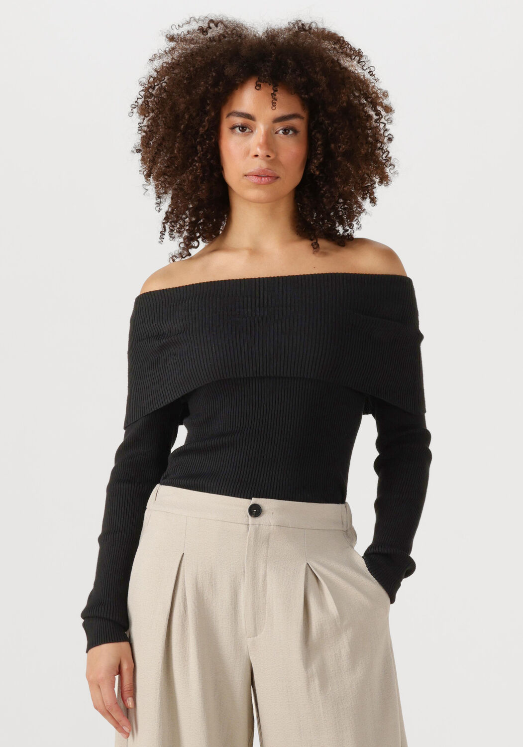 Bruuns Bazaar Vrouwelijke Off-Shoulder Gebreide Trui Zwart Black Dames